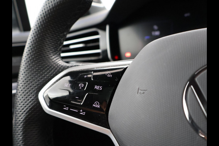 Volkswagen Touareg R 3.0 TSi V6 eHybrid 4MOTION R 462 PK *CHILI RED* + PANORAMA | STOELVENTILATIE | LUCHTVERING | DYNAUDIO | HEAD-UP DISPLAY