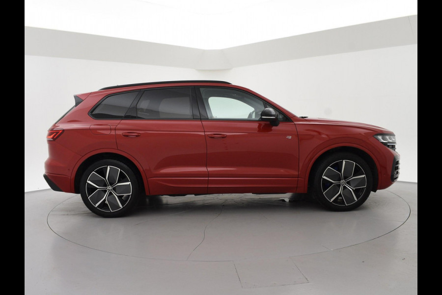 Volkswagen Touareg R 3.0 TSi V6 eHybrid 4MOTION R 462 PK *CHILI RED* + PANORAMA | STOELVENTILATIE | LUCHTVERING | DYNAUDIO | HEAD-UP DISPLAY