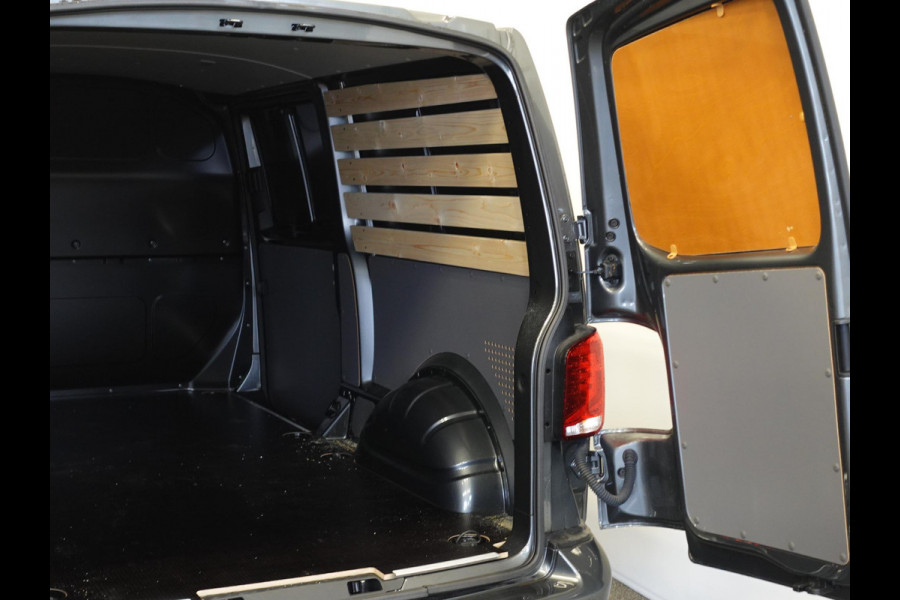 Volkswagen Transporter 2.0 TDI L2H1 28 Highline Automaat Camera | Airco | Cruise control | Navigatie | Trekhaak | Lichtmetalen velgen | Apple Carplay/ Android Auto | LED