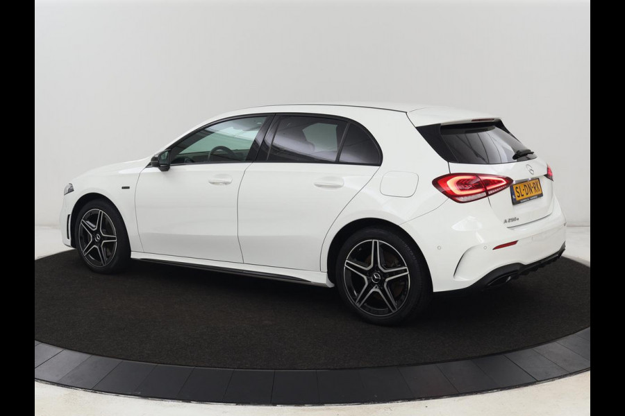 Mercedes-Benz A-Klasse 250e AMG Night | Burmester Surround | Carplay | Stoelverwarming | Widescreen | Leder/Alcantara | Camera | Sfeerverlichting | Navigatie | Park Assist | PHEV | Plug In