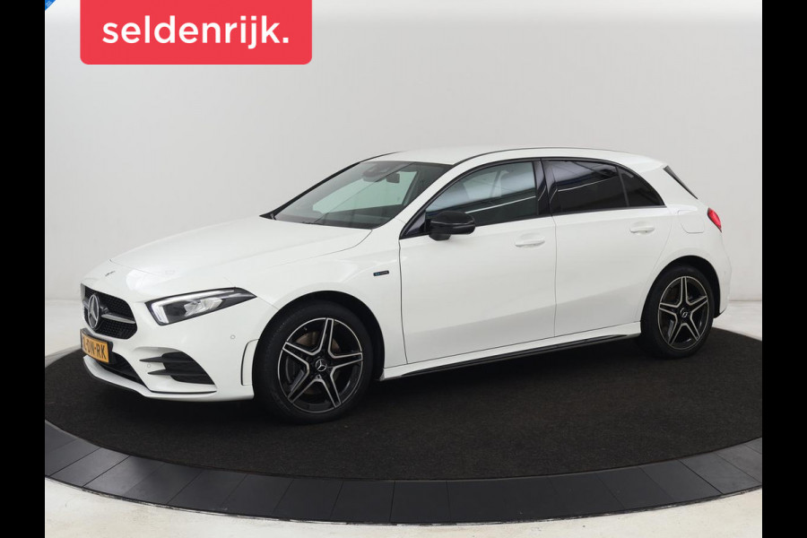 Mercedes-Benz A-Klasse 250e AMG Night | Burmester Surround | Carplay | Stoelverwarming | Widescreen | Leder/Alcantara | Camera | Sfeerverlichting | Navigatie | Park Assist | PHEV | Plug In