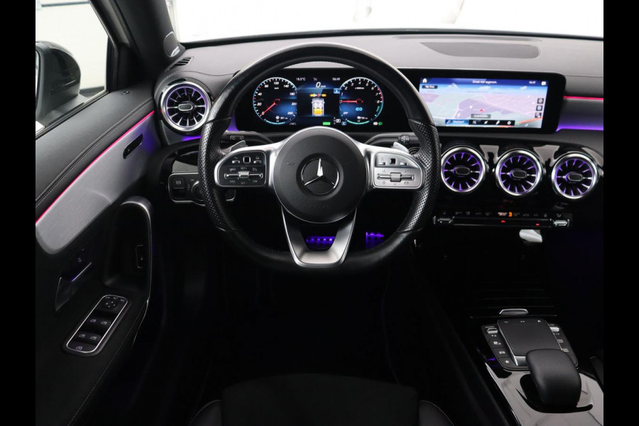 Mercedes-Benz A-Klasse 250e AMG Night | Burmester Surround | Carplay | Stoelverwarming | Widescreen | Leder/Alcantara | Camera | Sfeerverlichting | Navigatie | Park Assist | PHEV | Plug In