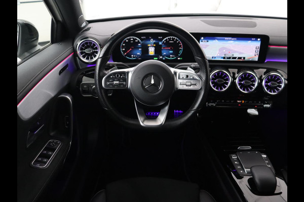 Mercedes-Benz A-Klasse 250e AMG Night | Burmester Surround | Carplay | Stoelverwarming | Widescreen | Leder/Alcantara | Camera | Sfeerverlichting | Navigatie | Park Assist | PHEV | Plug In