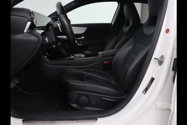Mercedes-Benz A-Klasse 250e AMG Night | Burmester Surround | Carplay | Stoelverwarming | Widescreen | Leder/Alcantara | Camera | Sfeerverlichting | Navigatie | Park Assist | PHEV | Plug In