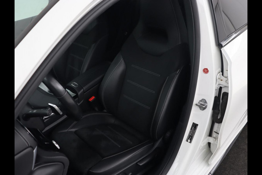 Mercedes-Benz A-Klasse 250e AMG Night | Burmester Surround | Carplay | Stoelverwarming | Widescreen | Leder/Alcantara | Camera | Sfeerverlichting | Navigatie | Park Assist | PHEV | Plug In