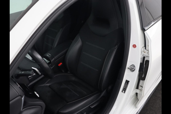 Mercedes-Benz A-Klasse 250e AMG Night | Burmester Surround | Carplay | Stoelverwarming | Widescreen | Leder/Alcantara | Camera | Sfeerverlichting | Navigatie | Park Assist | PHEV | Plug In
