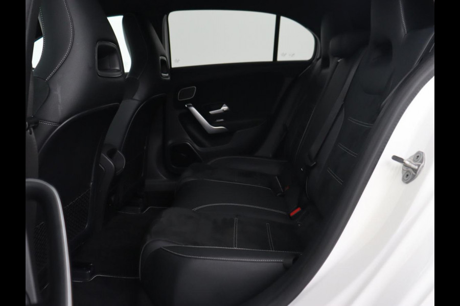 Mercedes-Benz A-Klasse 250e AMG Night | Burmester Surround | Carplay | Stoelverwarming | Widescreen | Leder/Alcantara | Camera | Sfeerverlichting | Navigatie | Park Assist | PHEV | Plug In