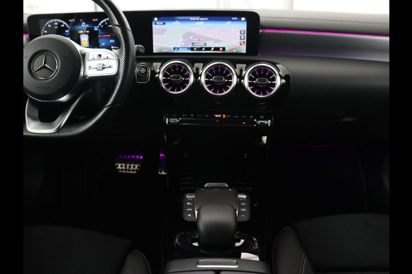 Mercedes-Benz A-Klasse 250e AMG Night | Burmester Surround | Carplay | Stoelverwarming | Widescreen | Leder/Alcantara | Camera | Sfeerverlichting | Navigatie | Park Assist | PHEV | Plug In