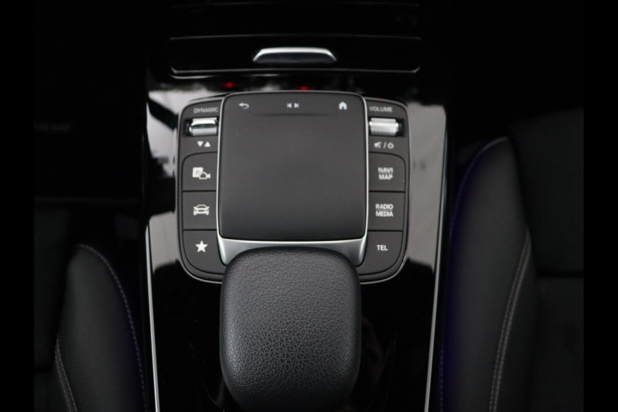 Mercedes-Benz A-Klasse 250e AMG Night | Burmester Surround | Carplay | Stoelverwarming | Widescreen | Leder/Alcantara | Camera | Sfeerverlichting | Navigatie | Park Assist | PHEV | Plug In