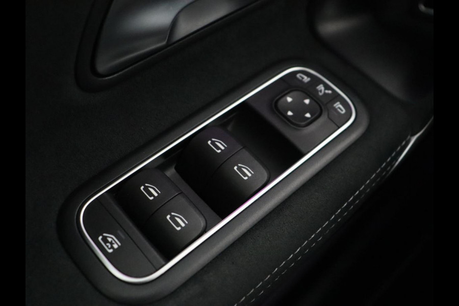 Mercedes-Benz A-Klasse 250e AMG Night | Burmester Surround | Carplay | Stoelverwarming | Widescreen | Leder/Alcantara | Camera | Sfeerverlichting | Navigatie | Park Assist | PHEV | Plug In