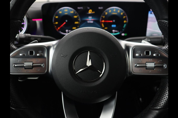 Mercedes-Benz A-Klasse 250e AMG Night | Burmester Surround | Carplay | Stoelverwarming | Widescreen | Leder/Alcantara | Camera | Sfeerverlichting | Navigatie | Park Assist | PHEV | Plug In
