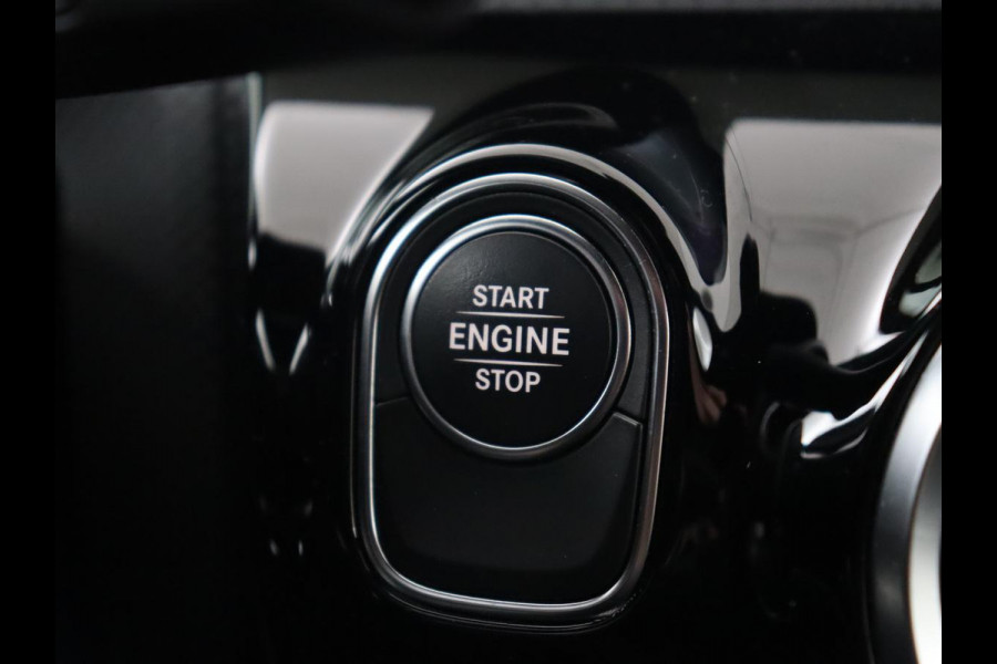 Mercedes-Benz A-Klasse 250e AMG Night | Burmester Surround | Carplay | Stoelverwarming | Widescreen | Leder/Alcantara | Camera | Sfeerverlichting | Navigatie | Park Assist | PHEV | Plug In