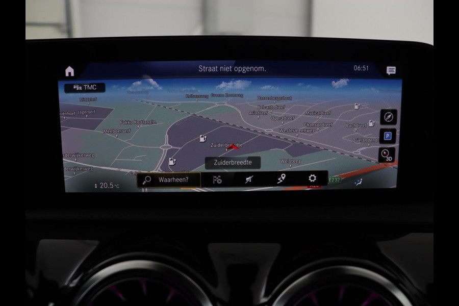 Mercedes-Benz A-Klasse 250e AMG Night | Burmester Surround | Carplay | Stoelverwarming | Widescreen | Leder/Alcantara | Camera | Sfeerverlichting | Navigatie | Park Assist | PHEV | Plug In