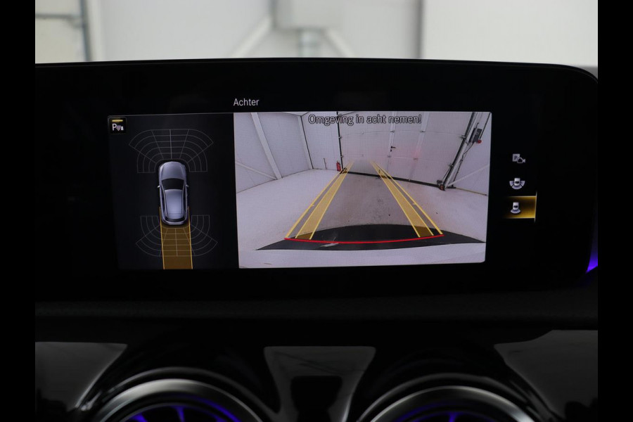 Mercedes-Benz A-Klasse 250e AMG Night | Burmester Surround | Carplay | Stoelverwarming | Widescreen | Leder/Alcantara | Camera | Sfeerverlichting | Navigatie | Park Assist | PHEV | Plug In