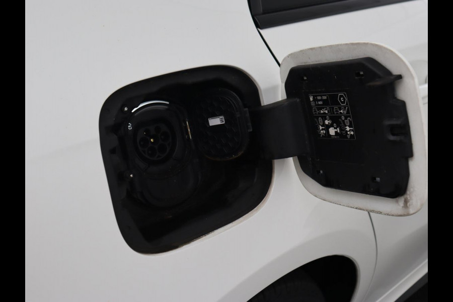 Mercedes-Benz A-Klasse 250e AMG Night | Burmester Surround | Carplay | Stoelverwarming | Widescreen | Leder/Alcantara | Camera | Sfeerverlichting | Navigatie | Park Assist | PHEV | Plug In