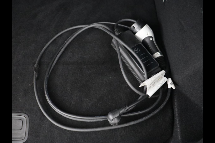 Mercedes-Benz A-Klasse 250e AMG Night | Burmester Surround | Carplay | Stoelverwarming | Widescreen | Leder/Alcantara | Camera | Sfeerverlichting | Navigatie | Park Assist | PHEV | Plug In