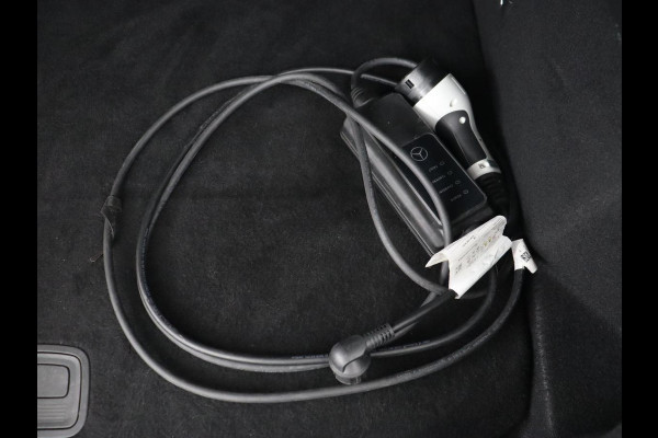 Mercedes-Benz A-Klasse 250e AMG Night | Burmester Surround | Carplay | Stoelverwarming | Widescreen | Leder/Alcantara | Camera | Sfeerverlichting | Navigatie | Park Assist | PHEV | Plug In