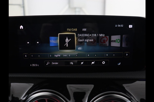 Mercedes-Benz A-Klasse 250e AMG Night | Burmester Surround | Carplay | Stoelverwarming | Widescreen | Leder/Alcantara | Camera | Sfeerverlichting | Navigatie | Park Assist | PHEV | Plug In