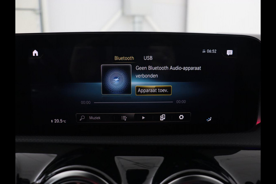 Mercedes-Benz A-Klasse 250e AMG Night | Burmester Surround | Carplay | Stoelverwarming | Widescreen | Leder/Alcantara | Camera | Sfeerverlichting | Navigatie | Park Assist | PHEV | Plug In