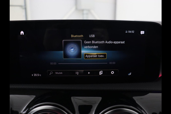 Mercedes-Benz A-Klasse 250e AMG Night | Burmester Surround | Carplay | Stoelverwarming | Widescreen | Leder/Alcantara | Camera | Sfeerverlichting | Navigatie | Park Assist | PHEV | Plug In