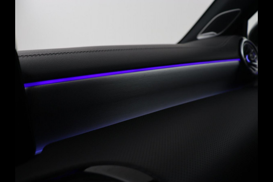 Mercedes-Benz A-Klasse 250e AMG Night | Burmester Surround | Carplay | Stoelverwarming | Widescreen | Leder/Alcantara | Camera | Sfeerverlichting | Navigatie | Park Assist | PHEV | Plug In