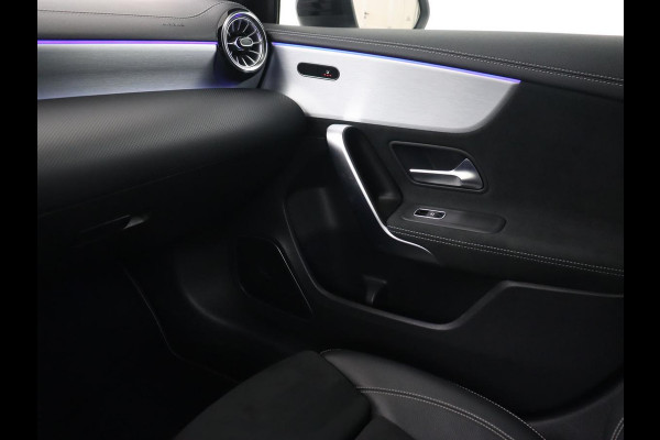 Mercedes-Benz A-Klasse 250e AMG Night | Burmester Surround | Carplay | Stoelverwarming | Widescreen | Leder/Alcantara | Camera | Sfeerverlichting | Navigatie | Park Assist | PHEV | Plug In