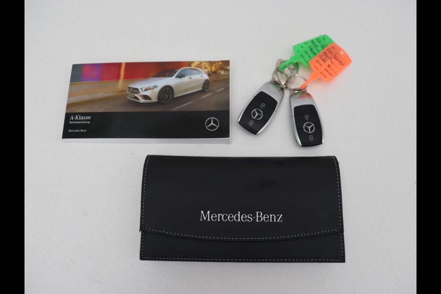 Mercedes-Benz A-Klasse 250e AMG Night | Burmester Surround | Carplay | Stoelverwarming | Widescreen | Leder/Alcantara | Camera | Sfeerverlichting | Navigatie | Park Assist | PHEV | Plug In