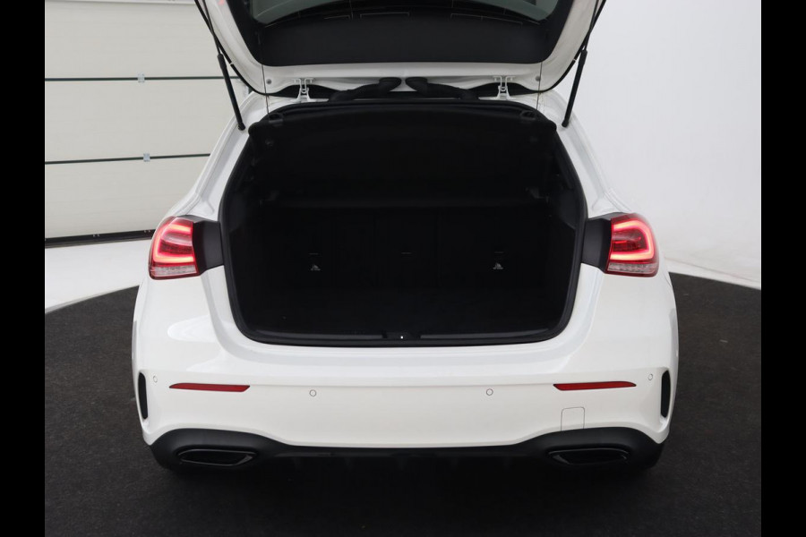 Mercedes-Benz A-Klasse 250e AMG Night | Burmester Surround | Carplay | Stoelverwarming | Widescreen | Leder/Alcantara | Camera | Sfeerverlichting | Navigatie | Park Assist | PHEV | Plug In