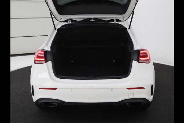 Mercedes-Benz A-Klasse 250e AMG Night | Burmester Surround | Carplay | Stoelverwarming | Widescreen | Leder/Alcantara | Camera | Sfeerverlichting | Navigatie | Park Assist | PHEV | Plug In