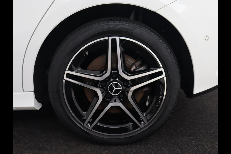 Mercedes-Benz A-Klasse 250e AMG Night | Burmester Surround | Carplay | Stoelverwarming | Widescreen | Leder/Alcantara | Camera | Sfeerverlichting | Navigatie | Park Assist | PHEV | Plug In