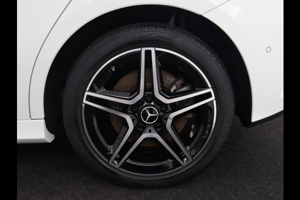 Mercedes-Benz A-Klasse 250e AMG Night | Burmester Surround | Carplay | Stoelverwarming | Widescreen | Leder/Alcantara | Camera | Sfeerverlichting | Navigatie | Park Assist | PHEV | Plug In