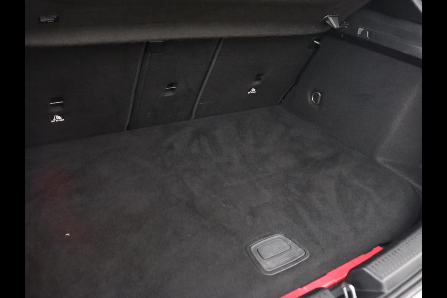 Mercedes-Benz A-Klasse 250e AMG Night | Burmester Surround | Carplay | Stoelverwarming | Widescreen | Leder/Alcantara | Camera | Sfeerverlichting | Navigatie | Park Assist | PHEV | Plug In