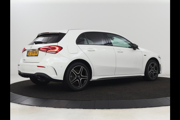 Mercedes-Benz A-Klasse 250e AMG Night | Burmester Surround | Carplay | Stoelverwarming | Widescreen | Leder/Alcantara | Camera | Sfeerverlichting | Navigatie | Park Assist | PHEV | Plug In