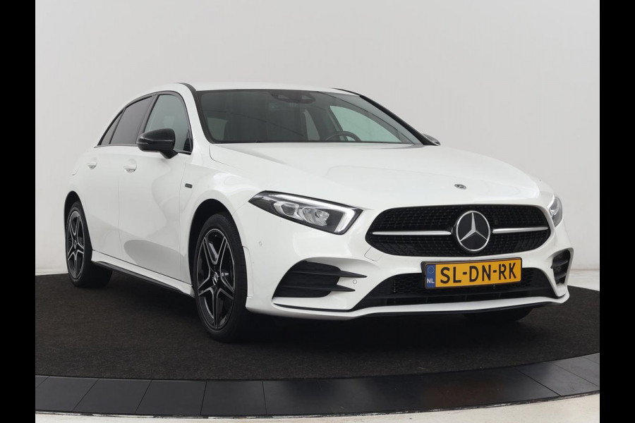 Mercedes-Benz A-Klasse 250e AMG Night | Burmester Surround | Carplay | Stoelverwarming | Widescreen | Leder/Alcantara | Camera | Sfeerverlichting | Navigatie | Park Assist | PHEV | Plug In