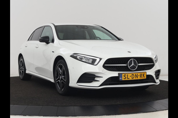 Mercedes-Benz A-Klasse 250e AMG Night | Burmester Surround | Carplay | Stoelverwarming | Widescreen | Leder/Alcantara | Camera | Sfeerverlichting | Navigatie | Park Assist | PHEV | Plug In