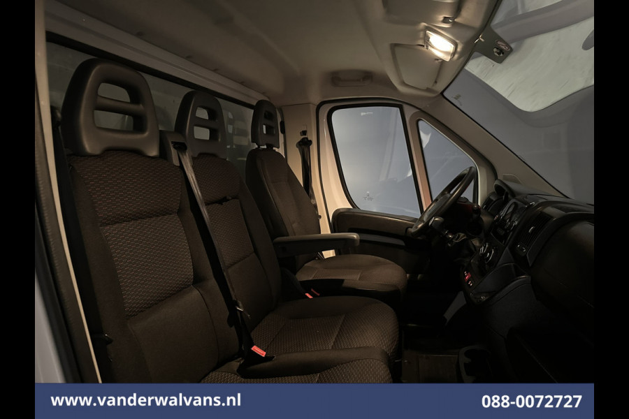 Peugeot Boxer 2.2 BlueHDi 141pk Bakwagen Laadklep Euro6 Airco | Cruisecontrol | 1055kg laadvermogen Bijrijdersbank