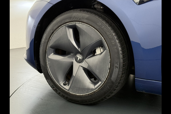 Tesla Model 3 RWD SR+ 325PK Lmv 18" AutoPilot FSD 2.5 Leder PanoDak Adaptive-Cruise Lmv Camera's Elektr.-Stuur+Stoelen+Spiegels+Geheugen+Easy- Navi LED Comfortstoelen ACC DAB Voorverwarmen interieur via App Keyless via Telefoonsleutel One-Pedal-Drive Origineel Nederlandse auto tot 11kw laden thuis! 1.584kg licht! Keurige auto!! 1000kg trekvermogen