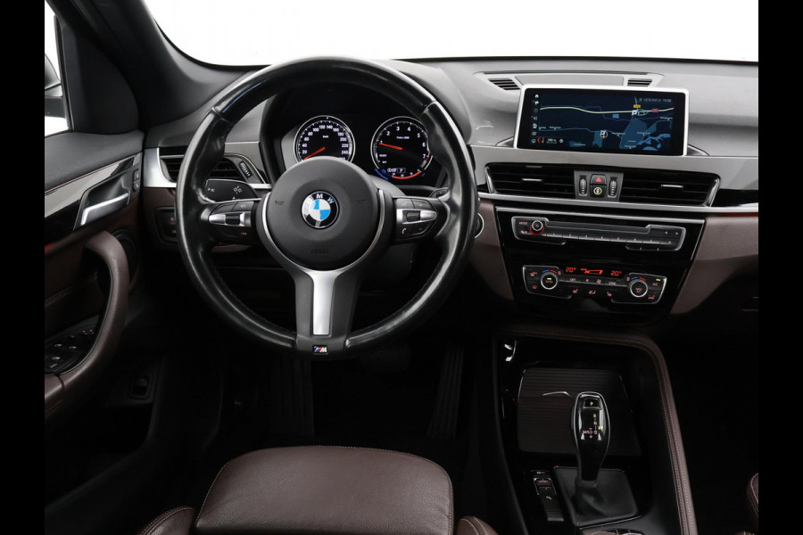 BMW X1 sDrive20i 192 PK AUT. + TREKHAAK | PANORAMA | SPORTSTOELEN LEDER | HEAD-UP | CAMERA | STOELVERWARMING