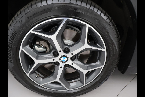 BMW X1 sDrive20i 192 PK AUT. + TREKHAAK | PANORAMA | SPORTSTOELEN LEDER | HEAD-UP | CAMERA | STOELVERWARMING
