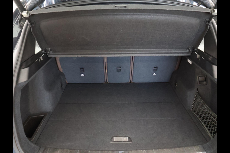 BMW X1 sDrive20i 192 PK AUT. + TREKHAAK | PANORAMA | SPORTSTOELEN LEDER | HEAD-UP | CAMERA | STOELVERWARMING