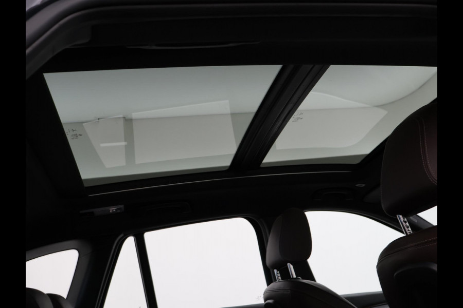 BMW X1 sDrive20i 192 PK AUT. + TREKHAAK | PANORAMA | SPORTSTOELEN LEDER | HEAD-UP | CAMERA | STOELVERWARMING