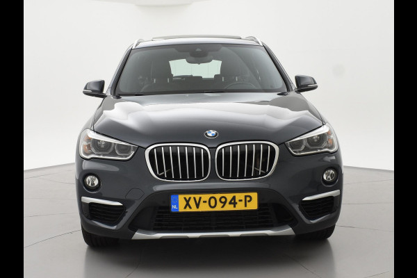 BMW X1 sDrive20i 192 PK AUT. + TREKHAAK | PANORAMA | SPORTSTOELEN LEDER | HEAD-UP | CAMERA | STOELVERWARMING