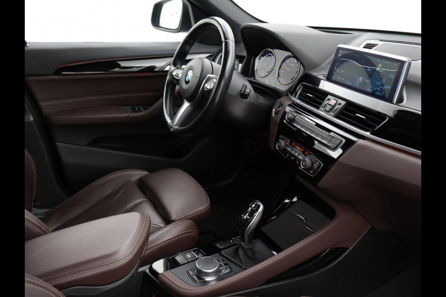 BMW X1 sDrive20i 192 PK AUT. + TREKHAAK | PANORAMA | SPORTSTOELEN LEDER | HEAD-UP | CAMERA | STOELVERWARMING