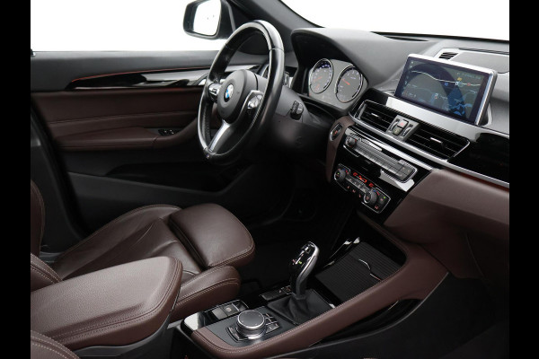 BMW X1 sDrive20i 192 PK AUT. + TREKHAAK | PANORAMA | SPORTSTOELEN LEDER | HEAD-UP | CAMERA | STOELVERWARMING