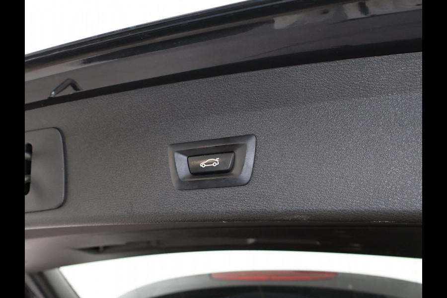 BMW X1 sDrive20i 192 PK AUT. + TREKHAAK | PANORAMA | SPORTSTOELEN LEDER | HEAD-UP | CAMERA | STOELVERWARMING