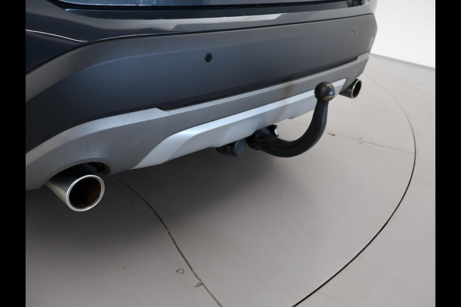 BMW X1 sDrive20i 192 PK AUT. + TREKHAAK | PANORAMA | SPORTSTOELEN LEDER | HEAD-UP | CAMERA | STOELVERWARMING