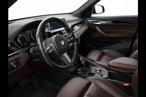 BMW X1 sDrive20i 192 PK AUT. + TREKHAAK | PANORAMA | SPORTSTOELEN LEDER | HEAD-UP | CAMERA | STOELVERWARMING