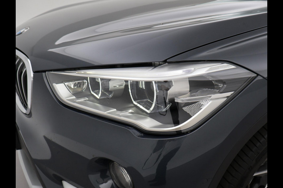 BMW X1 sDrive20i 192 PK AUT. + TREKHAAK | PANORAMA | SPORTSTOELEN LEDER | HEAD-UP | CAMERA | STOELVERWARMING