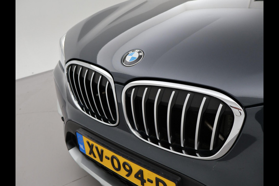 BMW X1 sDrive20i 192 PK AUT. + TREKHAAK | PANORAMA | SPORTSTOELEN LEDER | HEAD-UP | CAMERA | STOELVERWARMING