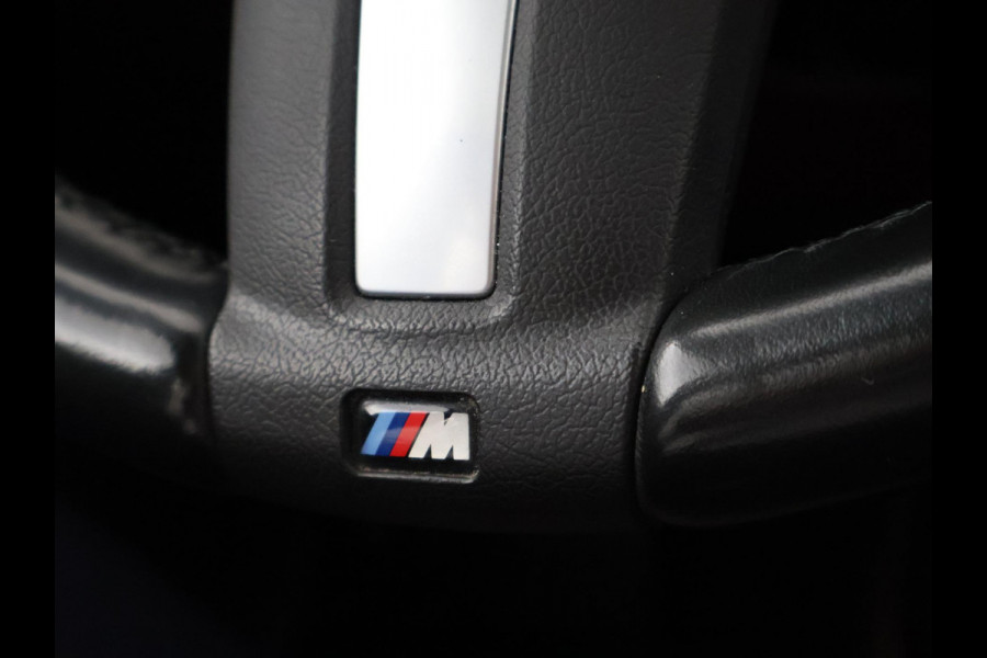 BMW X1 sDrive20i 192 PK AUT. + TREKHAAK | PANORAMA | SPORTSTOELEN LEDER | HEAD-UP | CAMERA | STOELVERWARMING